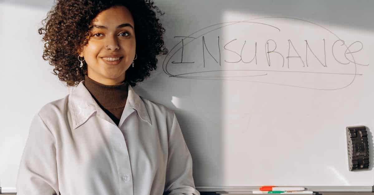 Dirigeante lisant un contrat d'assurance professionnelle