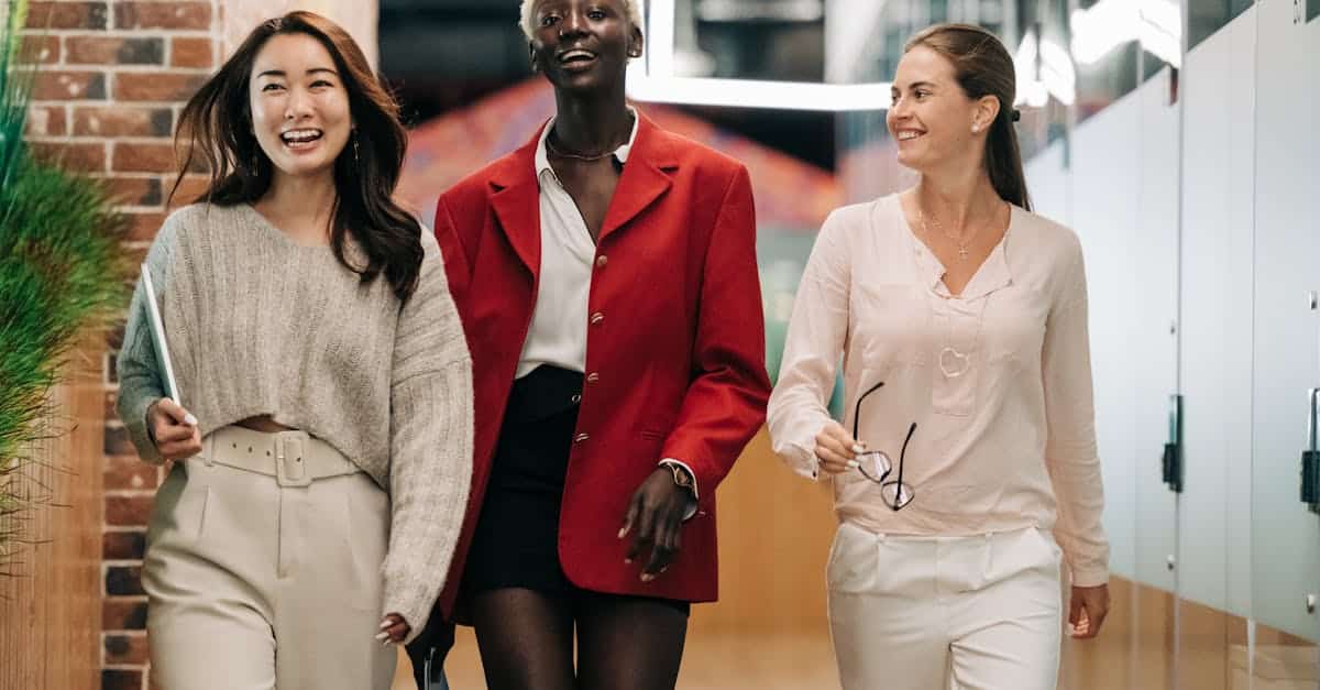 Poignée de main entre deux professionnels autour d'un contrat