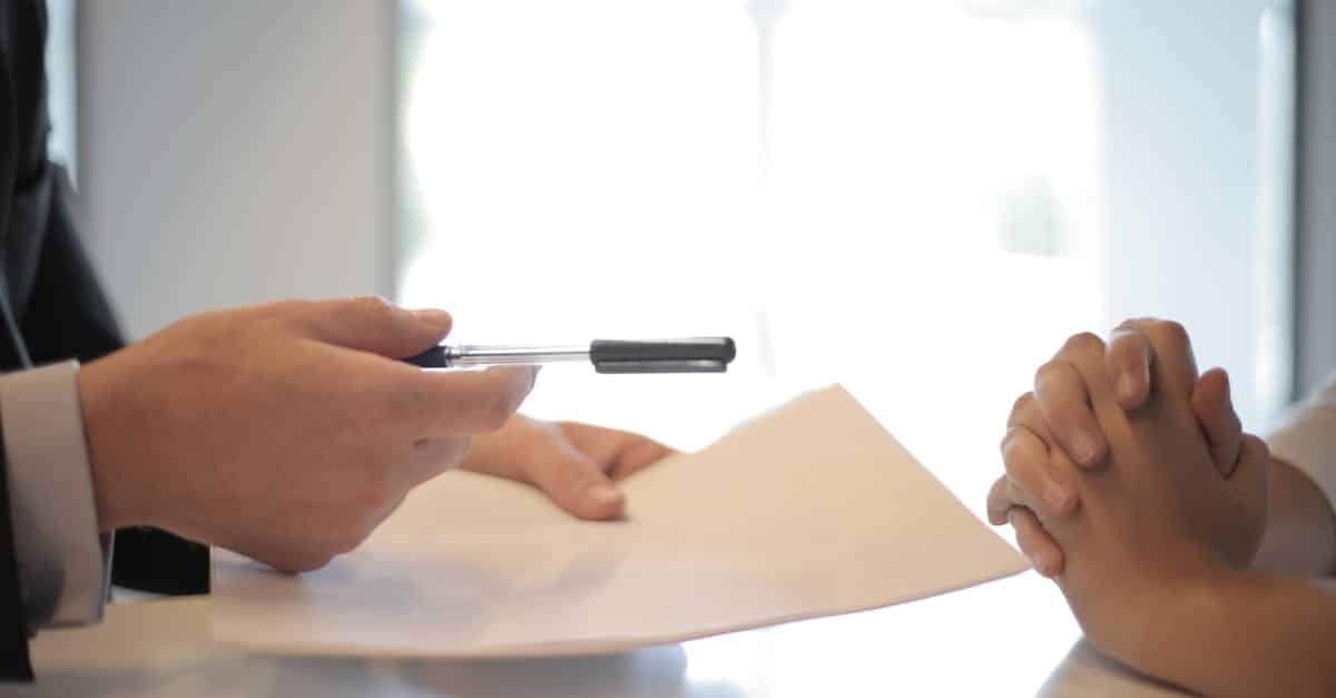 Calculatrice et documents financiers posés sur un bureau
