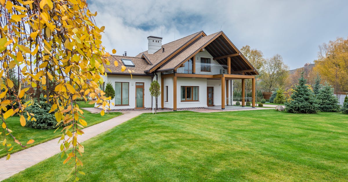 Agent immobilier remettant des clés devant un immeuble