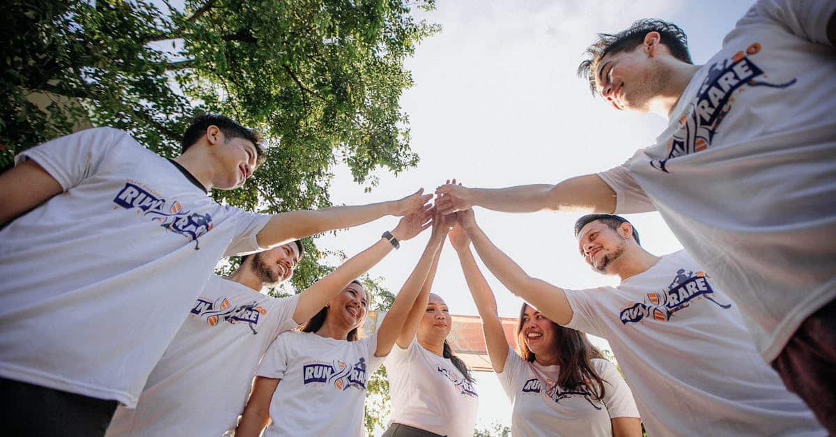 Groupe de collaborateurs pendant une activité de team building