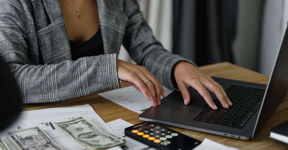 Bulletin de paie et calculatrice sur un bureau