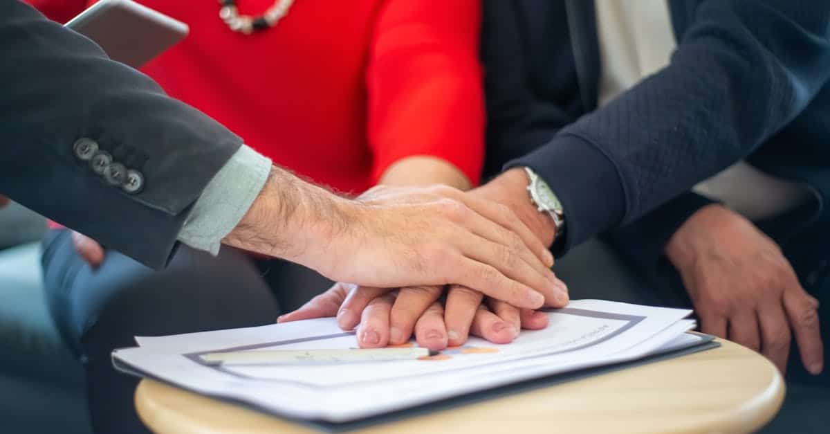Bureau d'entreprise avec dossiers et documents d'assurance