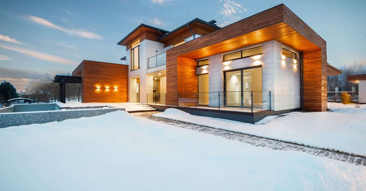Personne calculant un budget immobilier sur un ordinateur portable