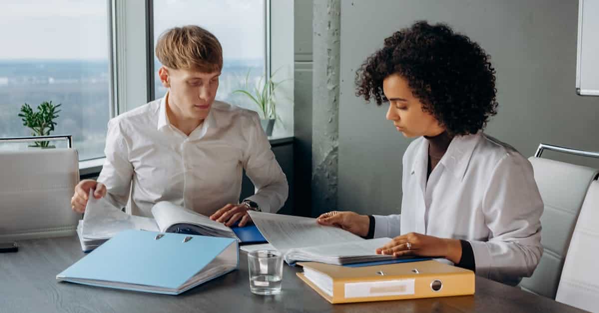 Dirigeant relisant un contrat d'assurance professionnelle
