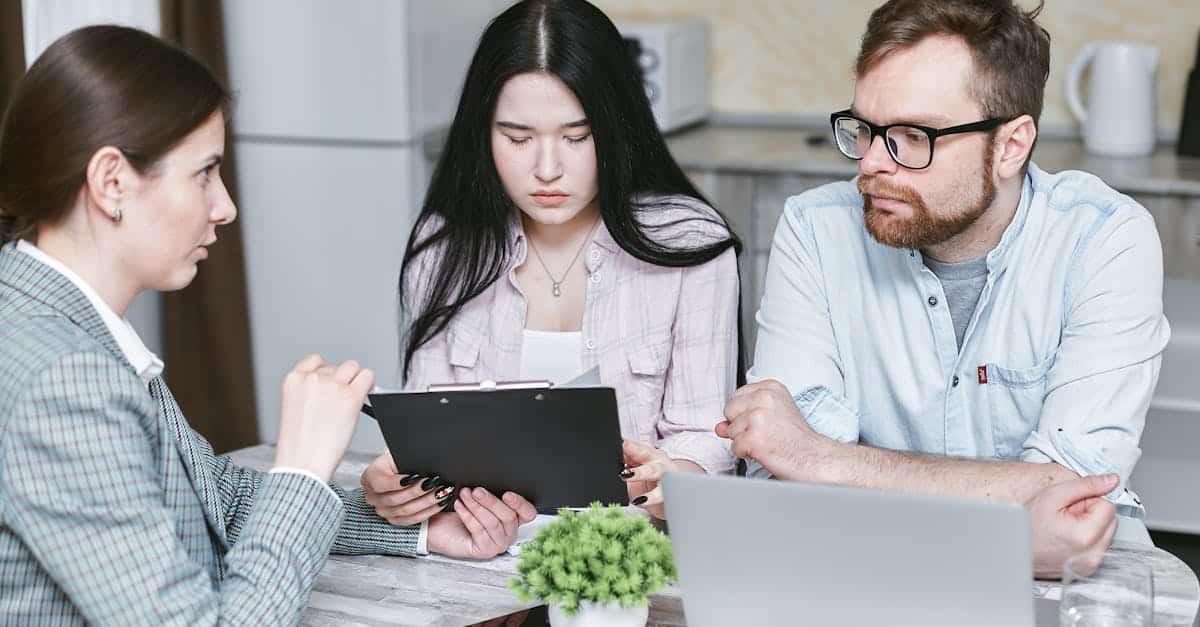 Personne consultant un dossier de crédit