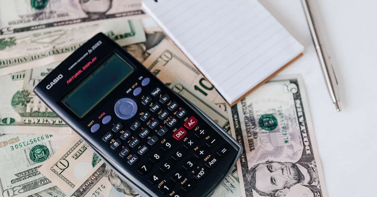 Documents bancaires et calculatrice sur un bureau