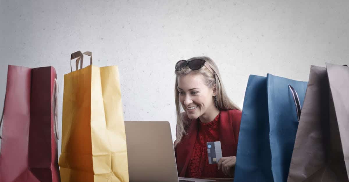 Client consultant une boutique en ligne sur mobile