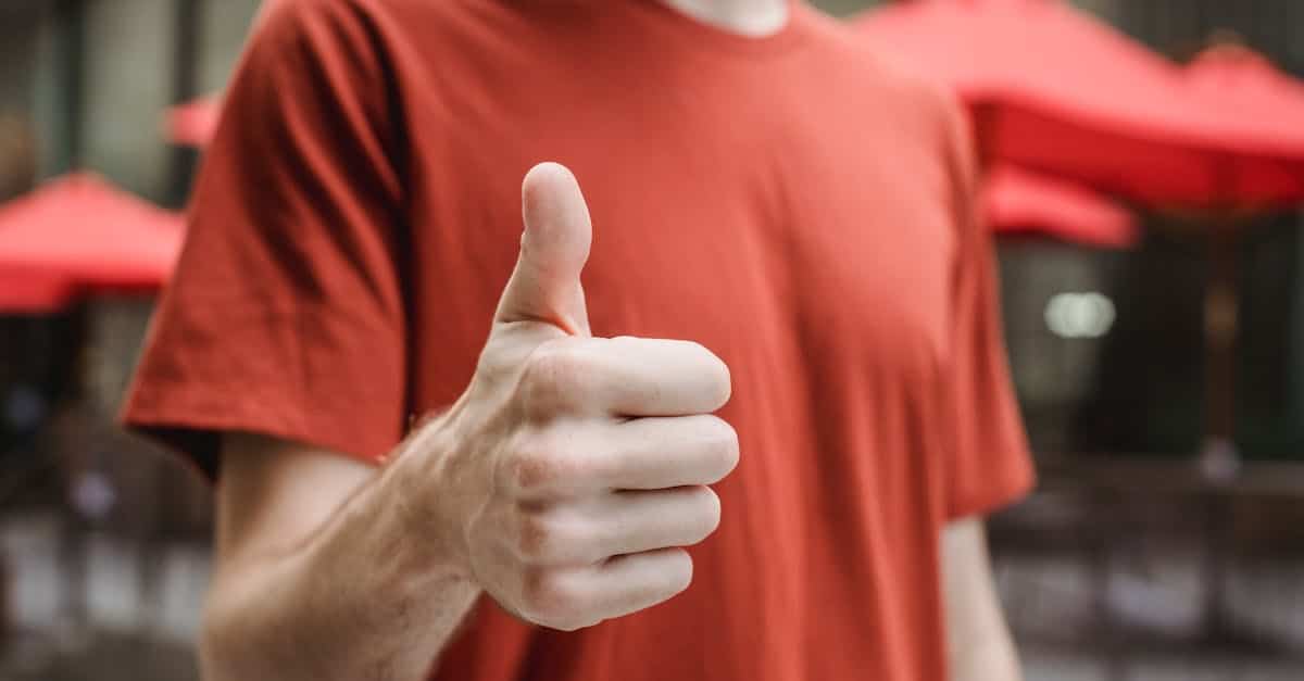 Personne remplissant un formulaire de demande en ligne