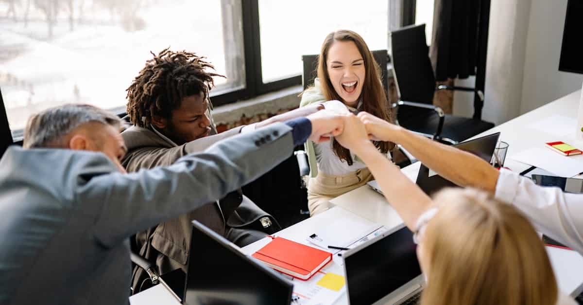 Collègues réunis autour d'une activité de groupe en entreprise