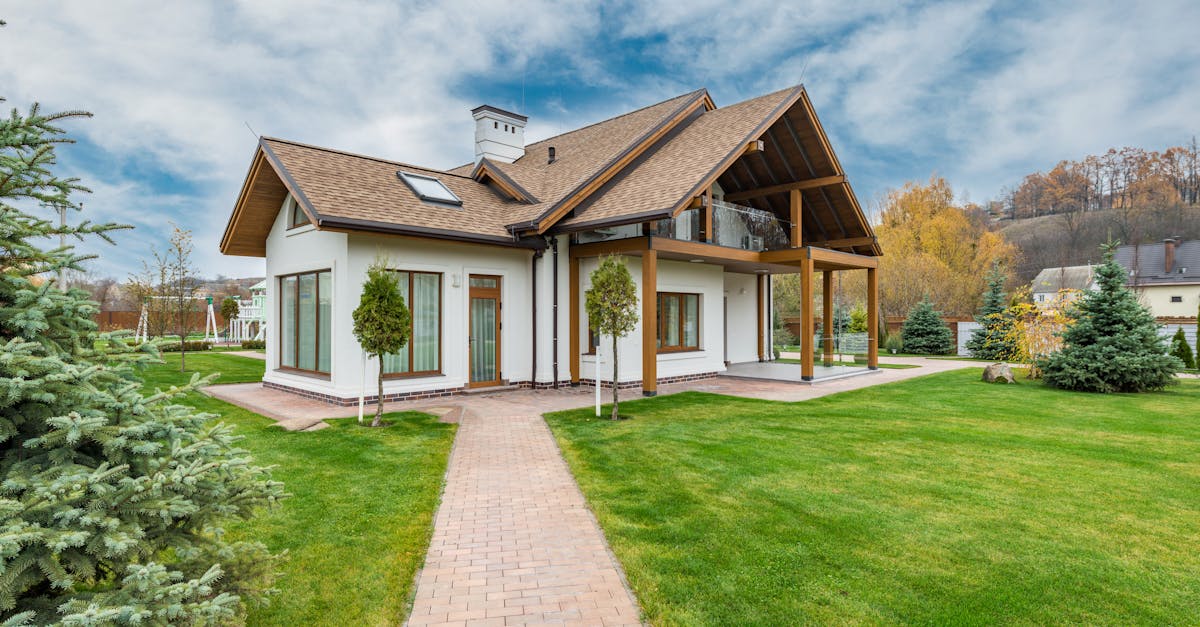Maison individuelle avec panneau de vente devant le portail