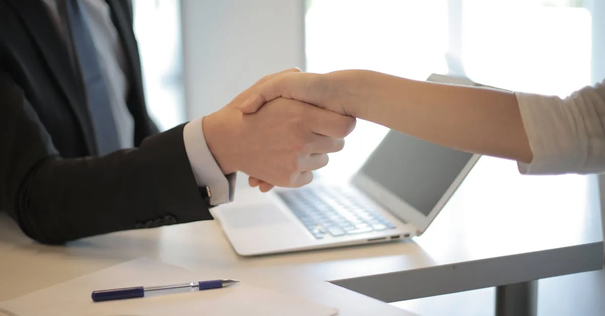 Freelance travaillant sur son ordinateur portable