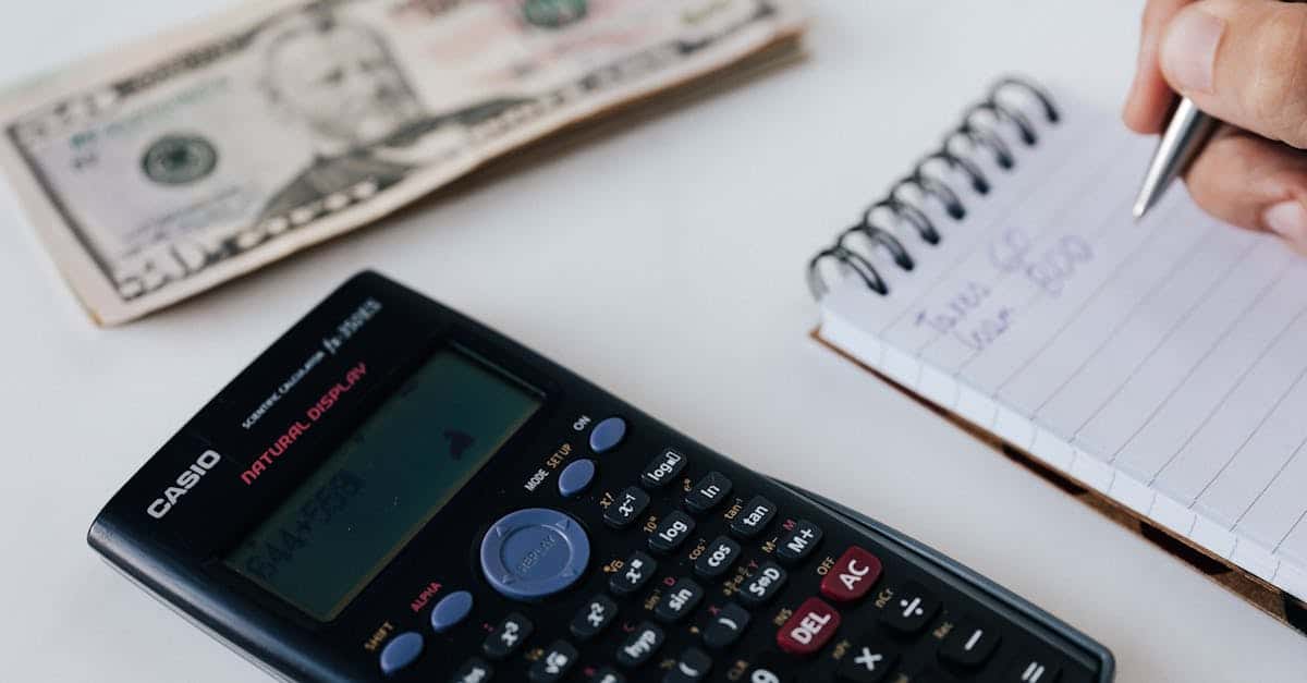 Calculatrice et fiche de paie sur un bureau