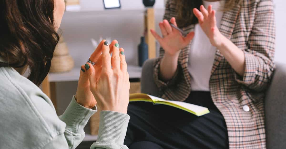 Contrat d'assurance professionnelle et stylo sur un bureau