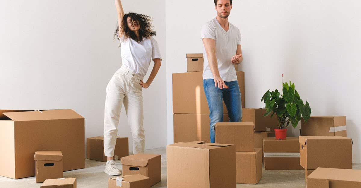 Couple préparant un dossier de prêt immobilier
