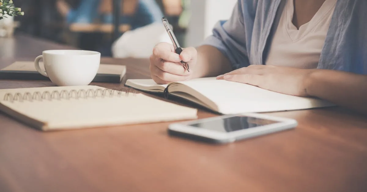 Documents d'assurance professionnelle sur un bureau