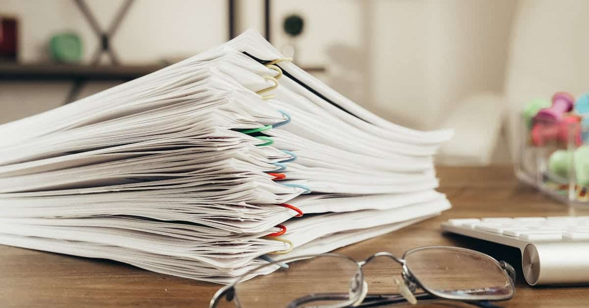 Gestion de documents professionnels sur écran d'ordinateur