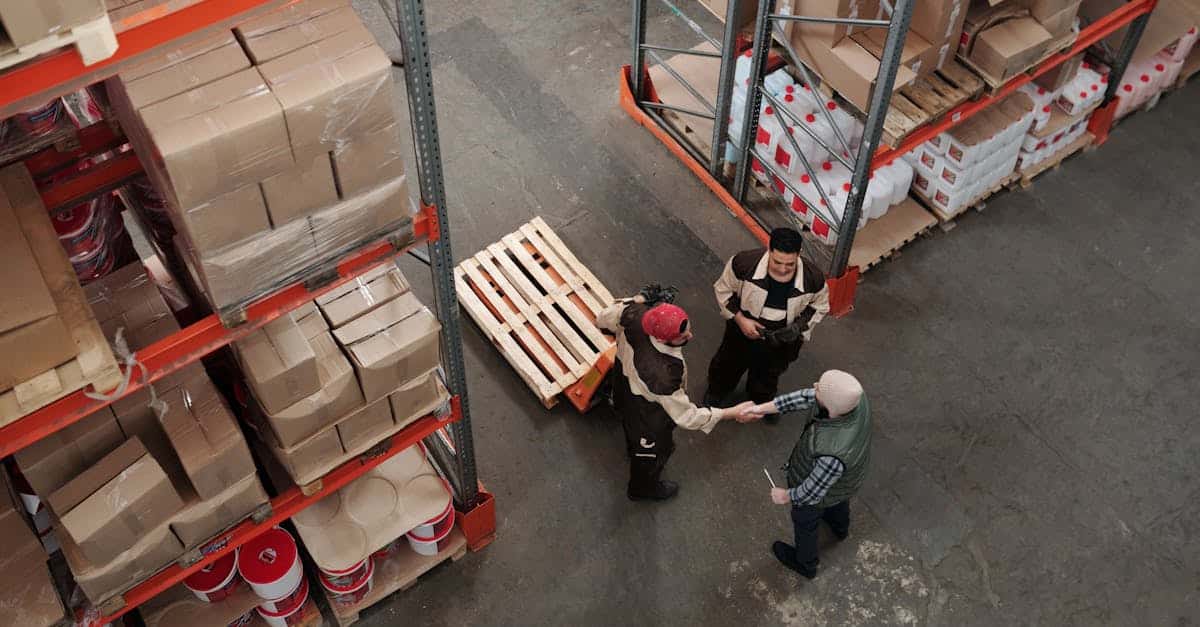 Rayons d'un magasin avec étiquettes de prix