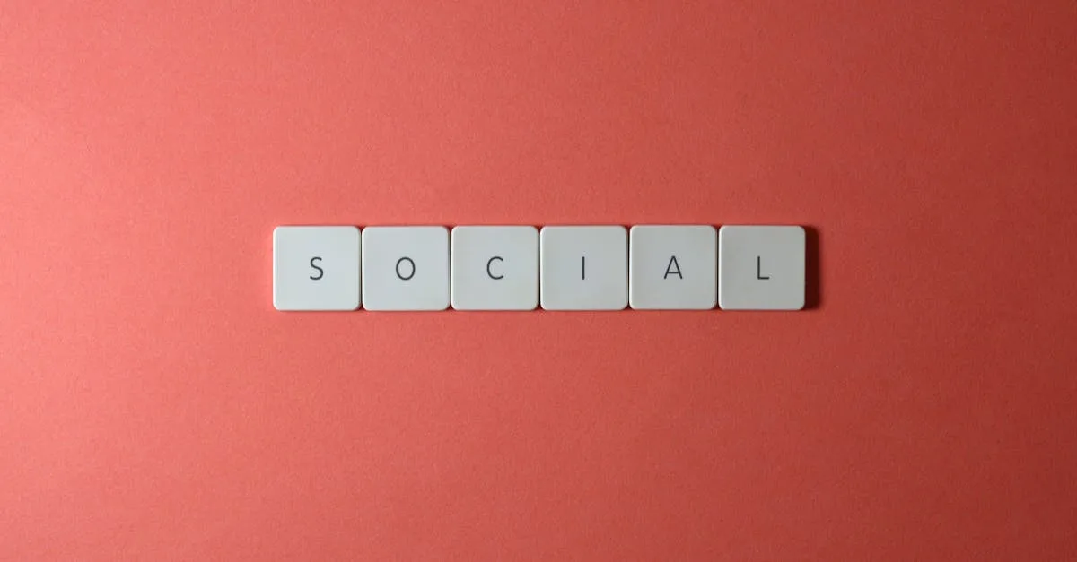 Fil d'actualité d'un réseau social sur un téléphone