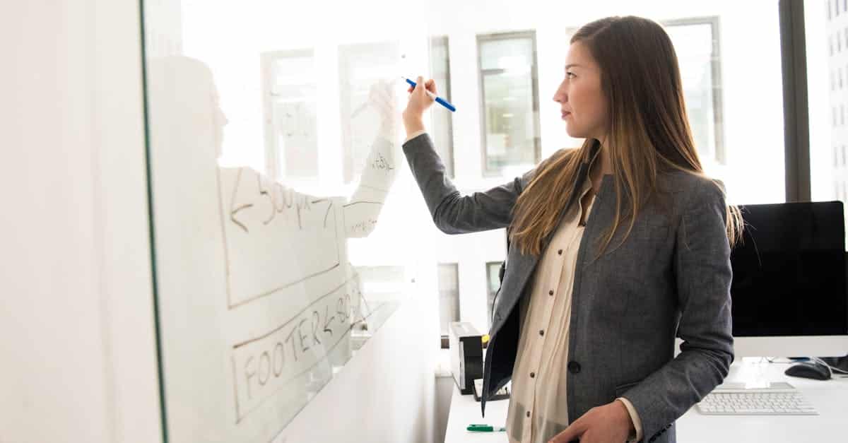Poste de travail avec ordinateur portable et carnet de notes