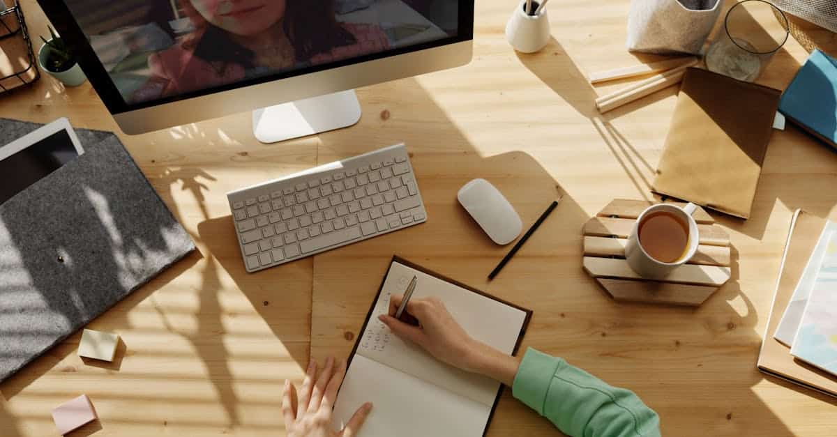 Personne en réunion vidéo devant un ordinateur portable