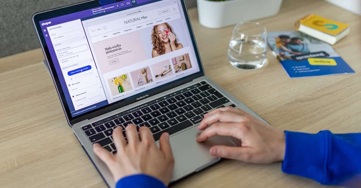 Boutique en ligne affichée sur un écran d'ordinateur portable