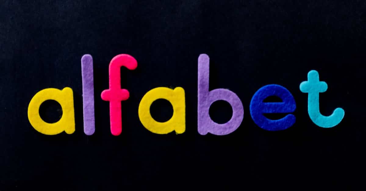 Caractères typographiques disposés sur une surface claire